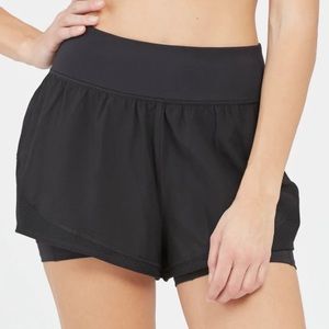 SPANX sz M black Get Moving 5” inseam wickaway lined lightweight athletic shorts